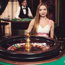 Studio live-dealer presiden slot dengan live feed pertandingan Premier League di layar sekunder